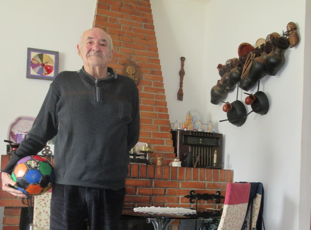 «EL FÚTBOL HA MEJORADO TÉCNICA Y TÁCTÍCAMENTE, LA PREPARACIÓN FÍSICA ES MAYOR Y EL CESPED ESTÁ EN MEJORES CONDICIONES. PERO NO CREO QUE EL VAR SEA UN AVANCE» – RAFAEL SANTAMARÍA. EXFUTBOLISTA PROFESIONAL Y DEL RACING DE&nbsp;MAYORGA