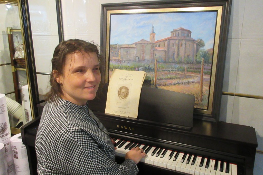 «HAY QUE JUGAR LO MEJOR POSIBLE CON LAS CARTAS QUE NOS TOCAN EN LA VIDA, PERO TAMBIÉN HAY QUE RESPETAR, Y NO ES VICTIMISMO, LAS LIMITACIONES DE CADA UNO» – ALBA JIMÉNEZ BEZOS. INVIDENTE DE NACIMIENTO Y&nbsp;PSICÓLOGA